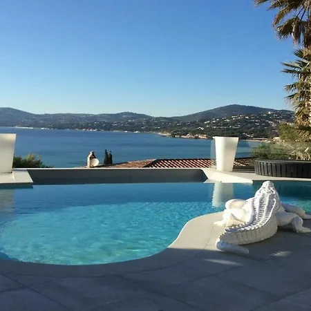 Casa de Férias Avec 4 Chambres Et 2 Salles De Bain, Avec Piscine Et Superbe Vue Mer *