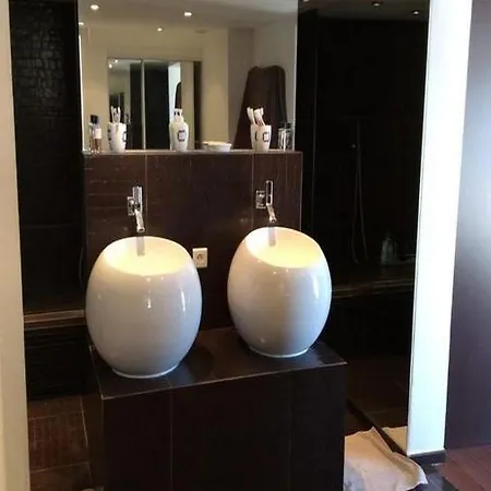 Avec 4 Chambres Et 2 Salles De Bain, Avec Piscine Et Superbe Vue Mer