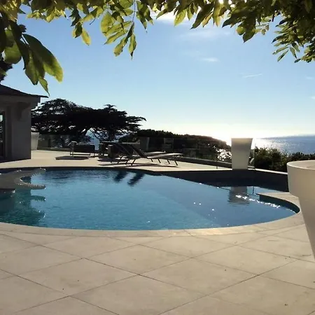 Avec 4 Chambres Et 2 Salles De Bain, Avec Piscine Et Superbe Vue Mer Casa de Férias