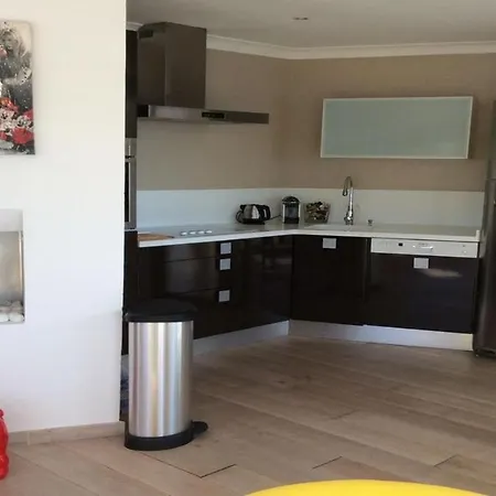 Casa de Férias Avec 4 Chambres Et 2 Salles De Bain, Avec Piscine Et Superbe Vue Mer
