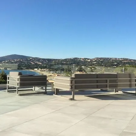 Avec 4 Chambres Et 2 Salles De Bain, Avec Piscine Et Superbe Vue Mer Nyaraló Sainte-Maxime